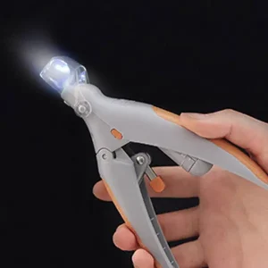 An LED pet nail clipper with a non-slip handle is suitable for easily and safely trimming the paws of dogs and cats, which provides convenience for the beauty of cat paws.